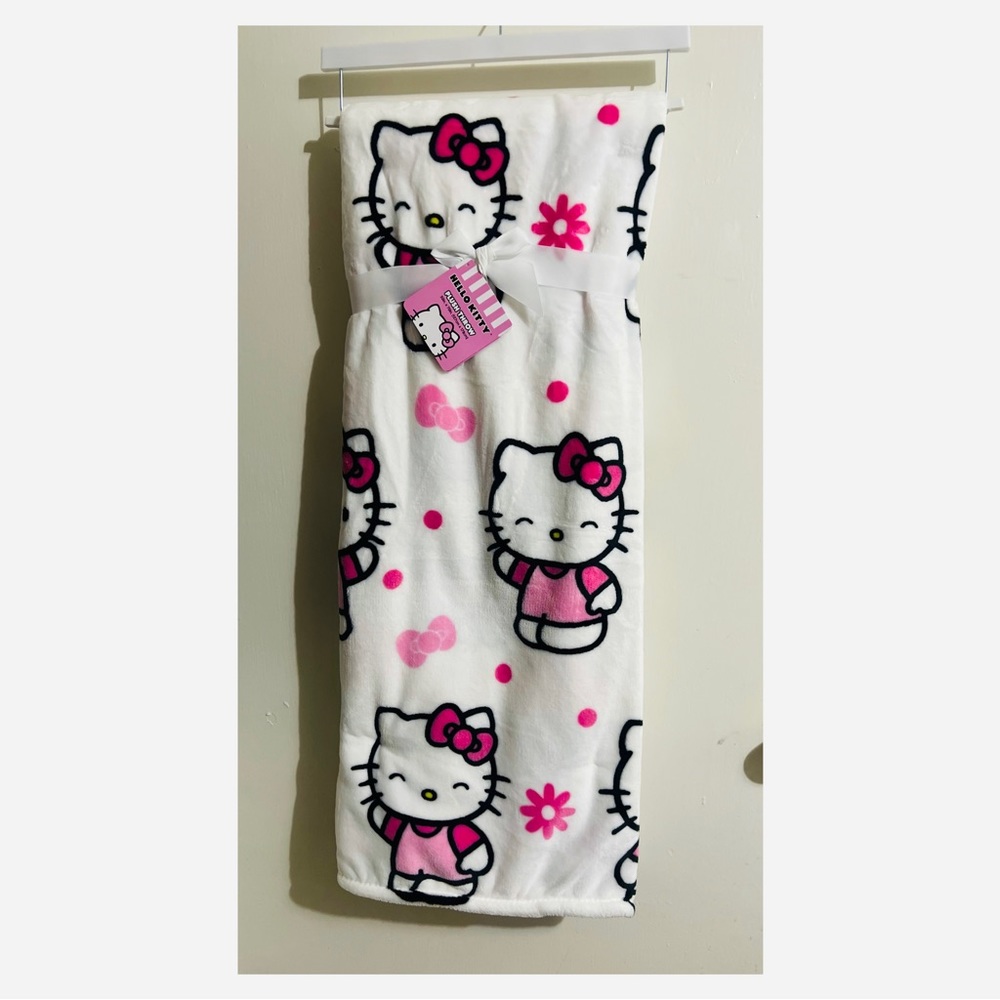 💕NWT Hello Kitty plush throw💕